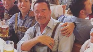 Așa tată, așa fiu! Cum arată băiatul de 22 de ani al lui Arnold Schwarzenegger, conceput cu fosta lui menajeră