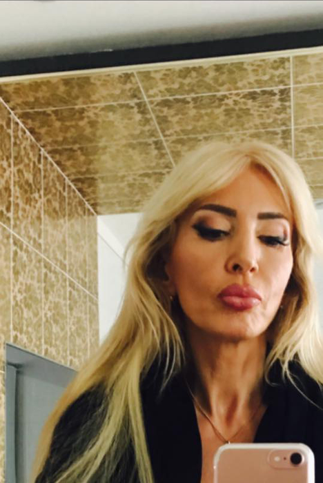 Maya, sexy-patroneasa MedLife, este noua "Regină a selfiurilor" din lumea bună