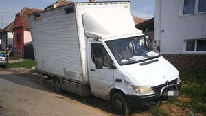 O fată de 14 ani din Sibiu a luat duba părinților ca să își cumpere înghețată. Ce a urmat este cumplit
