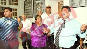 Discriminatii, in lanturi