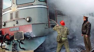 Peste 120 de pasageri ai unui tren de persoane au ramas un camp, dupa ce locomotiva a luat foc