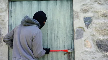Un român a încercat să spargă locuința unei primărițe din Italia. Ce a pățit bărbatul după a fost surprins pe camerele video