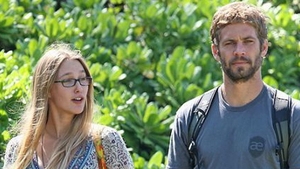 Primele imagini cu iubita lui Paul Walker de la decesul actorului! Jasmine, DISTRUSA de durere! Nu mai poate nici sa se incalte!