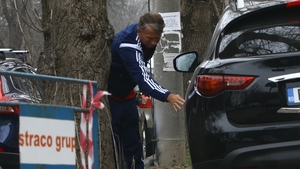 VIDEO Dan Petrescu si-a sifonat masina in fata casei! Dupa ce s-a asigurat de pagube a intrat suparat in curtea vilei sale!