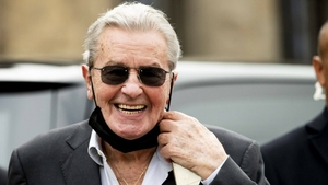 Copiii lui Alain Delon se confruntă în instanță pentru averea tatălui lor. Fiul cel mic al legendarului actor solicită anularea testamentului