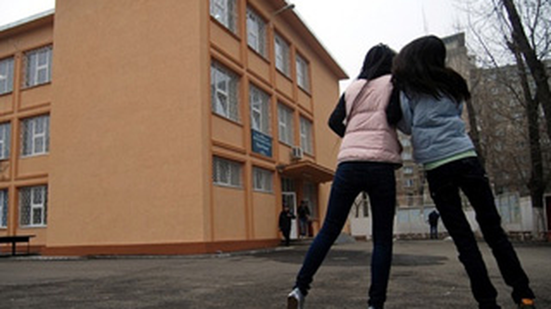 Obligata de o colega de scoala sa se prostitueze la 15 ani! O eleva a facut sex pe bani cu 150 de barbati!