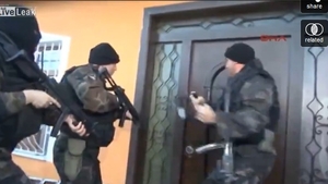 Asa ceva este incredibil! Au ales sa ii sparga casa in loc sa... sune la usa! VIDEO criminal de amuzant