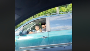 Ce a pățit un șofer care a sunat la 112 după ce a filmat un copil care conducea o mașină pe DN1