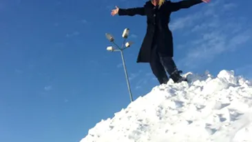 Anda Adam are chef de o bataie in zapada! S-a urcat pe un munte de cativa metri!