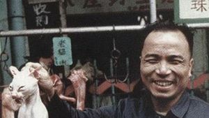 Fotografii INGROZITOARE! Credeai ca e gluma atunci cand auzeai ca in China se mananca pisici si caini?! Un satanist asiatic mananca un avorton prajit!