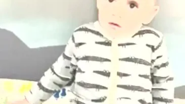 El e cel mai mic suporter al Craiovei! Vezi cum cântă imnul Universității, în duet cu mama sa VIDEO