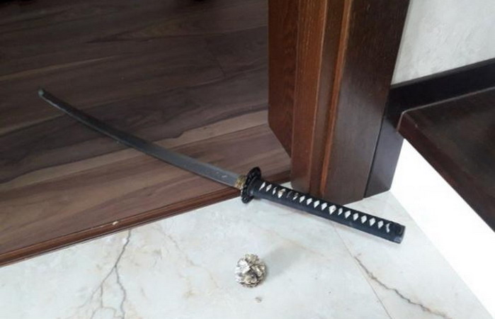 Unul dintre interlopi a scos sabia
