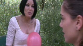 Simona Trasca si Roxana Marinescu au sarbatorit 50 de ani de silicoane! Uite cum s-au distrat cu baloane in parc!