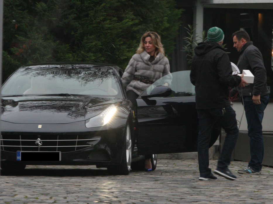 „Regina puilor“ conduce un autoturism de top, marca Ferrari