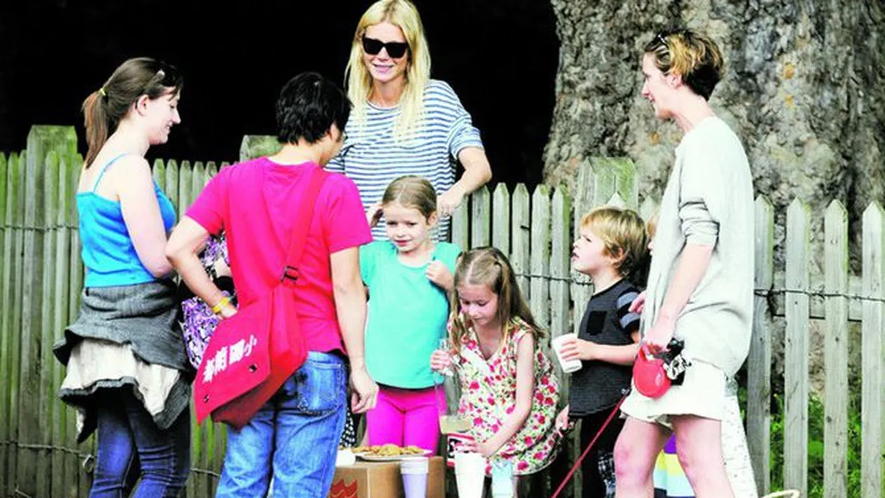 Gwyneth Paltrow face un ban cinstit! Vinde limonada in strada