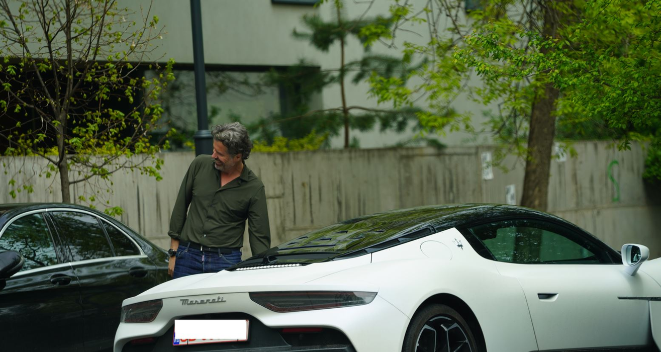 J.F. își prezintă noua achiziție (Foto: CANCAN.RO)