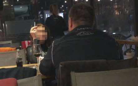 Marius Manolache, la masă cu o tânără apetisantă