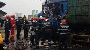 Două tiruri s-au ciocnit frontal pe DN 72, în Dâmbovița. Unul dintre șoferi a rămas încarcerat