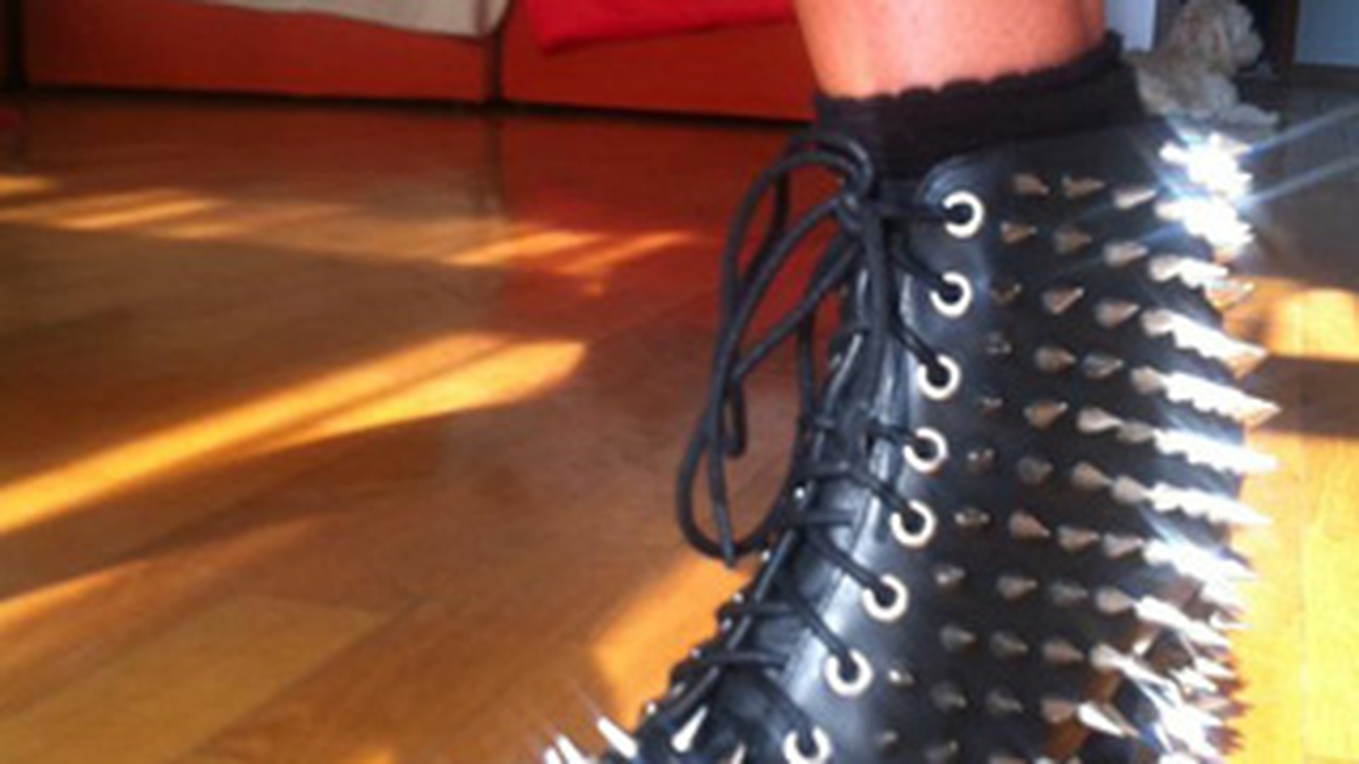 Uite ce ghete cu tinte si-a luat Delia! Sunt atat de ascutite, ca abia i-au dat voie cu ele la Vama!