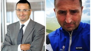 Nu-ţi vine să crezi că el este omul care are pe mână banii a milioane de români! A renunţat la limuzine pentru bicicletă şi…