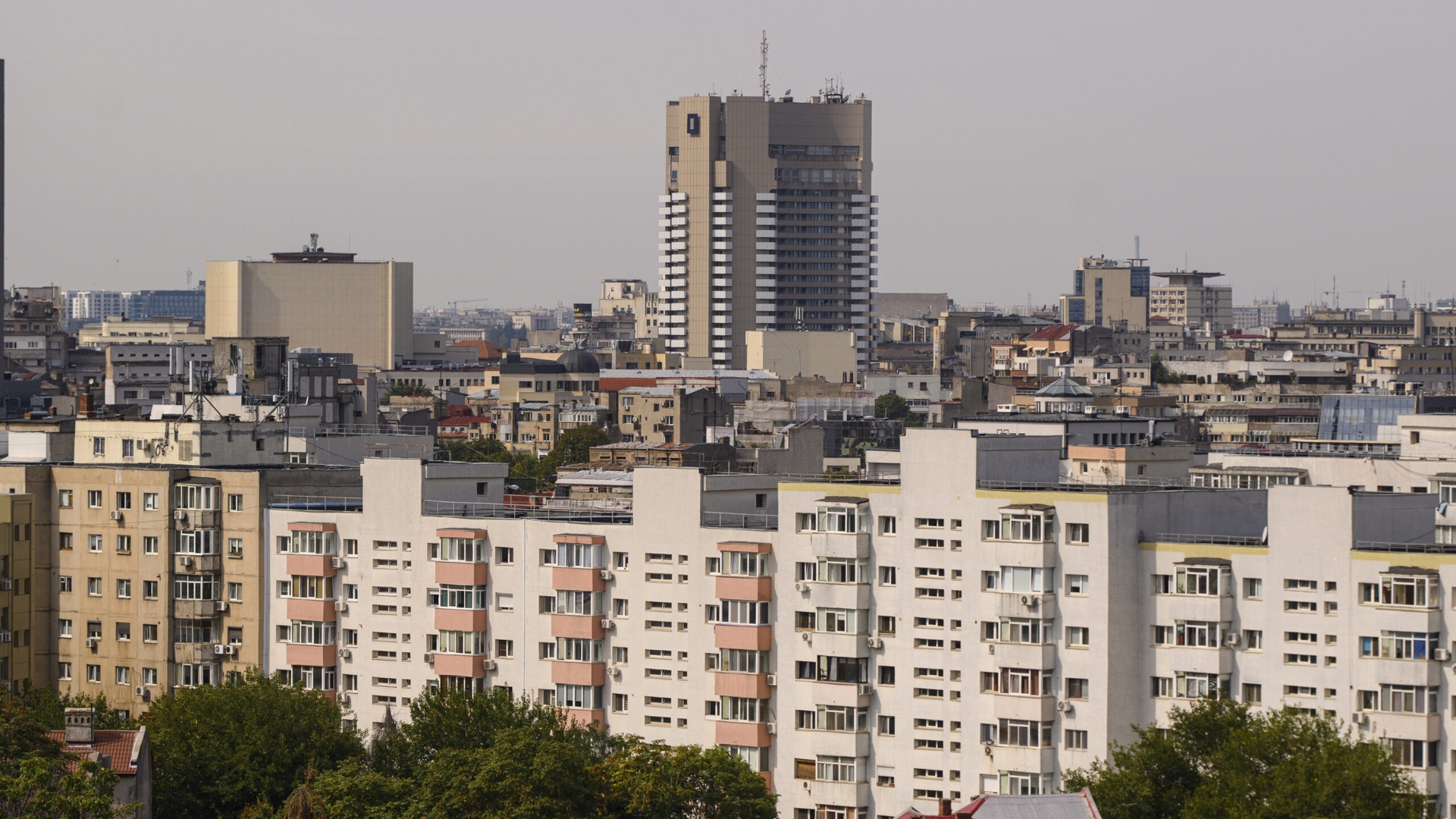 Soarta blocurilor comuniste din România îi sperie pe proprietari. Ce spun românii despre clădirile vechi de peste 50 de ani