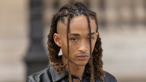 Cum arată geanta lui Jaden Smith în valoare de 47.000 de dolari. Este în formă de casă și are un interior inedit