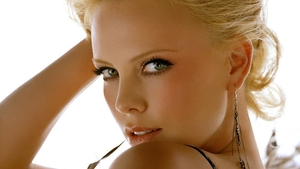 Charlize Theron a ajuns pe masa de operatii! Blonda a suferit o interventie chirurgicala riscanta. Vezi ce a patit