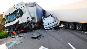 Accident teribil in Valcea! Un barbat a murit, iar fiica sa a fost ranita dupa ce masina in care se aflau s-a lovit de un camion