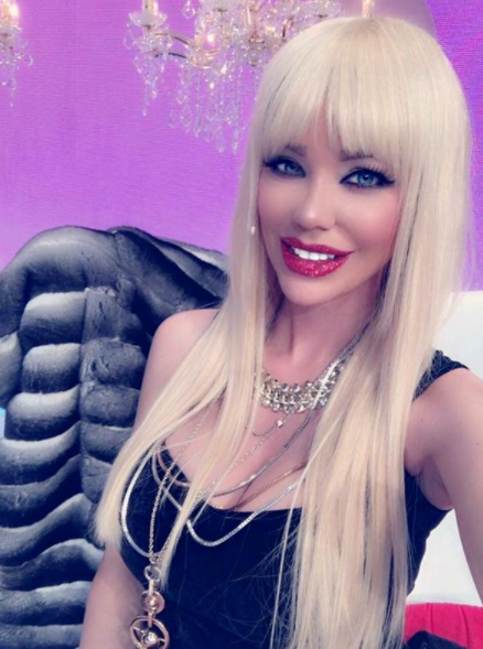 Cum îi stă Biancăi Drăgușanu cu perucă „Angelică” FOTO