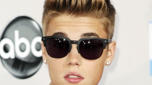 A luat-o razna? Justin Bieber şi-a arătat fundul fanilor, pe o reţea de socializare!