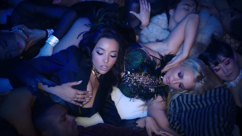 BRITNEY SPEARS în ipostaze intime cu o altă cântăreaţă. Totul s-a întâmplat la o sexy-petrecere în faţa camerelor