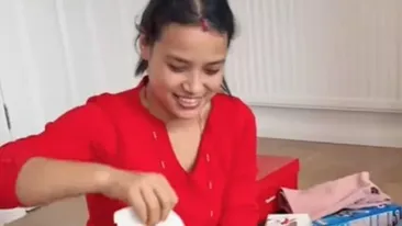 O tânără nepaleză a cucerit internetul, întoarsă acasă după 2 ani de muncă! Ce și-a pus în bagaj pentru cei doi copilași