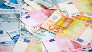 Cursul a fluctuat uşor în jurul nivelului de 4,54 lei/euro în prima oră a şedinţei