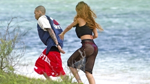 Rihanna a sărbătorit împlinirea a 25 de ani în cea mai mică pereche de bikini! Chris Brown a pipăit-o toată ziua