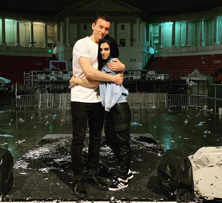 Denis Roabeș, solistul de la ”The Motans”, alături de iubita lui, Bianca