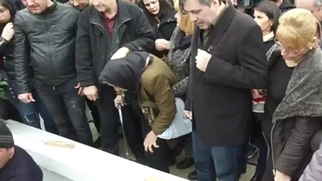 Imaginile zguduitoare care nu s-au văzut la nicio televiziune! Durere fără margini la înmormântarea Ilenei Ciuculete