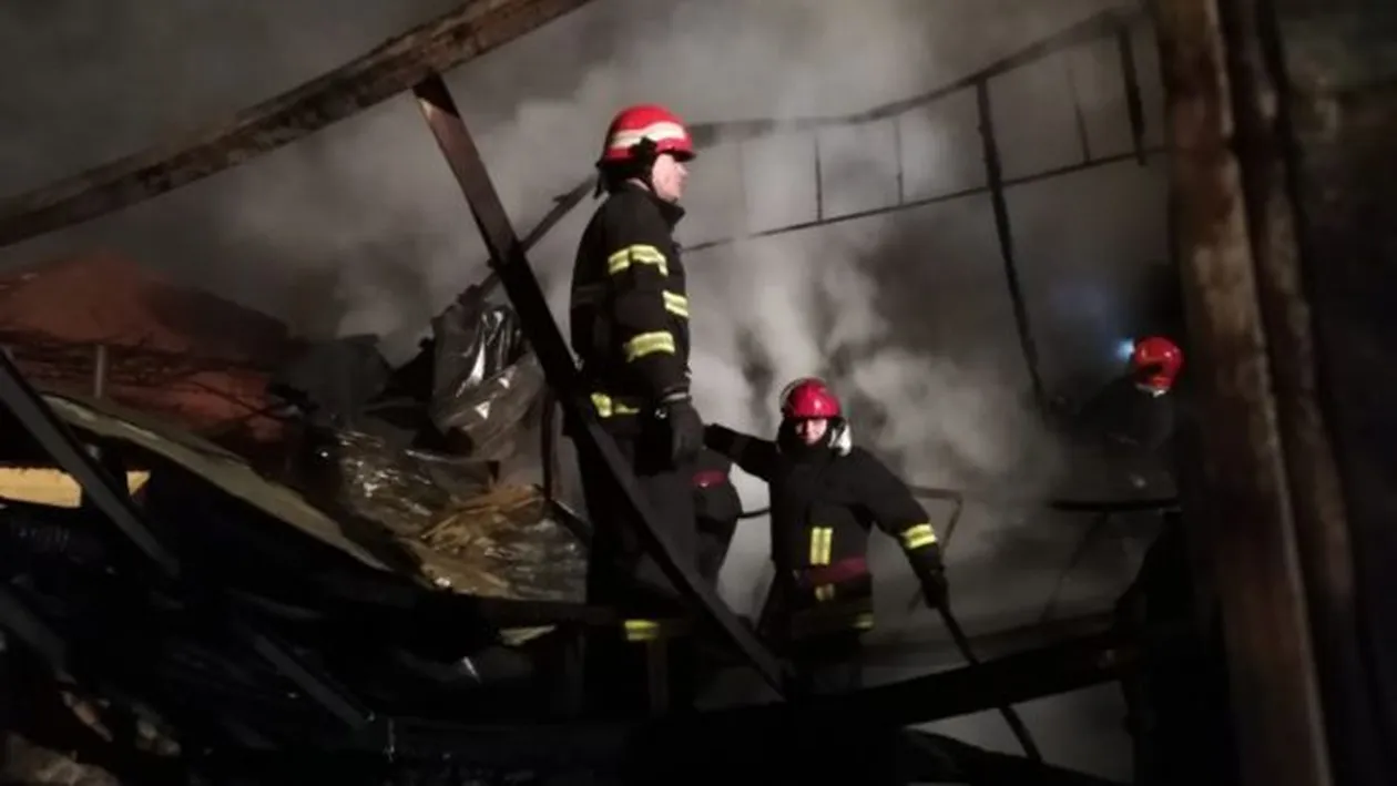 Un bărbat din Brașov a fost găsit carbonizat în anexa unei case cuprinsă de flăcări