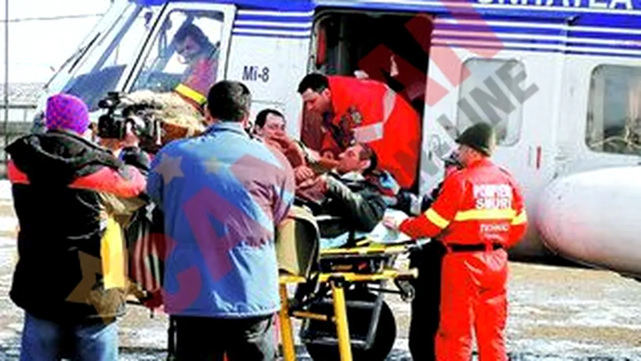 Pompieri, medici si victima, salvati cu elicopterul
