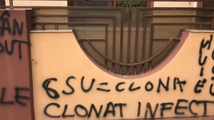 Casa lui Sorin Cârţu a fost vandalizată! Mesaje jignitoare au fost scrise pe gard