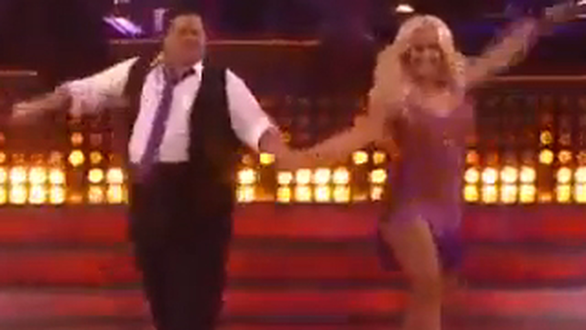 VIDEO Uite-o pe fiica-barbat a lui Cher cum se misca impreuna cu o blonda focoasa, la "Dansez pentru tine"