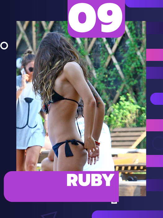 Top 30 sexy – dive care au devenit pudice și încearcă să-și acopere “elementele din dotare” cu mânuța. Gina Pistol & Daniela Crudu, în ipostaze de neuitat!