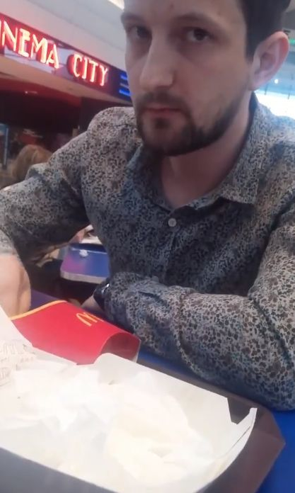 A observat zilnic un tânăr care lua masa într-un mall din Bucureşti. Deşi venea mereu singur, bărbatul atârna de spătarul scaunului haina unei femei. Şi-a făcut curaj şi l-a întrebat ce e cu el şi de ce face asta în fiecare zi! E cutremurător ce răspuns a primit