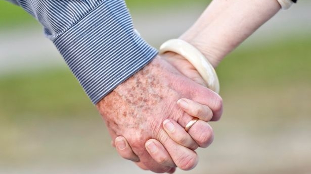 O româncă l-a convins pe un spaniol de 93 de ani să-și schimbe testamentul. Oamenii legii au intrat pe fir și au descoperit că tânăra nu era la prima experiență de acest gen 