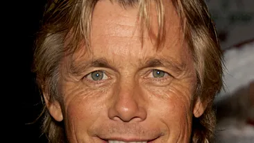 Frumuselul din Laguna Albastra a petrecut cu lautari pe insula Oviudiu! Uite cum a chefuit actorul, ce-a mancat si ce-a baut!