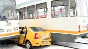 Accident incredibil în Capitală: un taxi a fost prins între două tramvaie! Şoferul şi o pasageră au fost duşi la spital