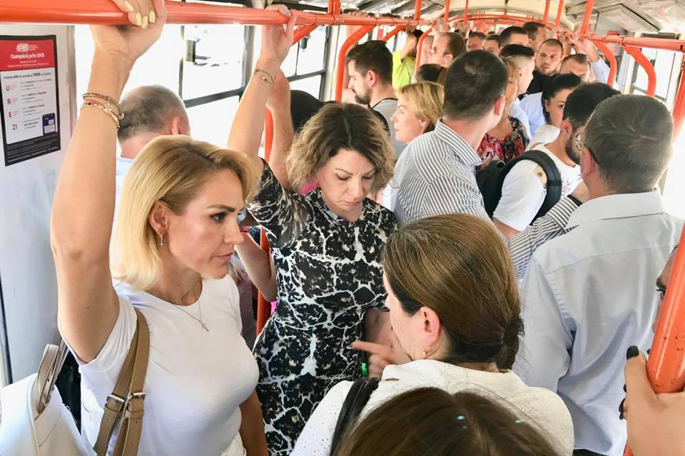 Recent, Gabriela Firea a discutat cu bucureștenii în tramvaiul 41