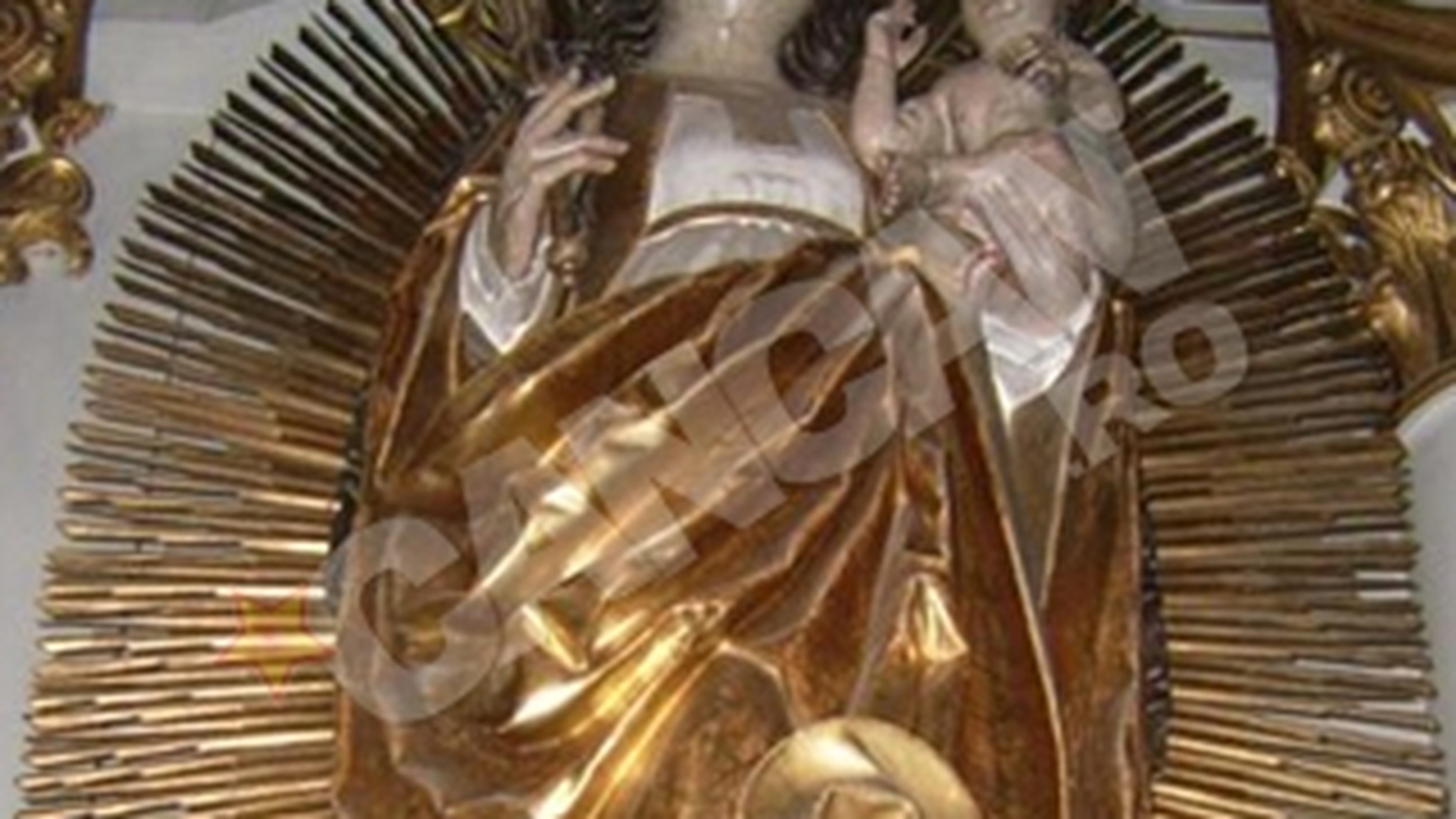 Sute de mii de oameni din tara si strainatate vin la statuia Fecioarei facatoare de minuni din Harghita