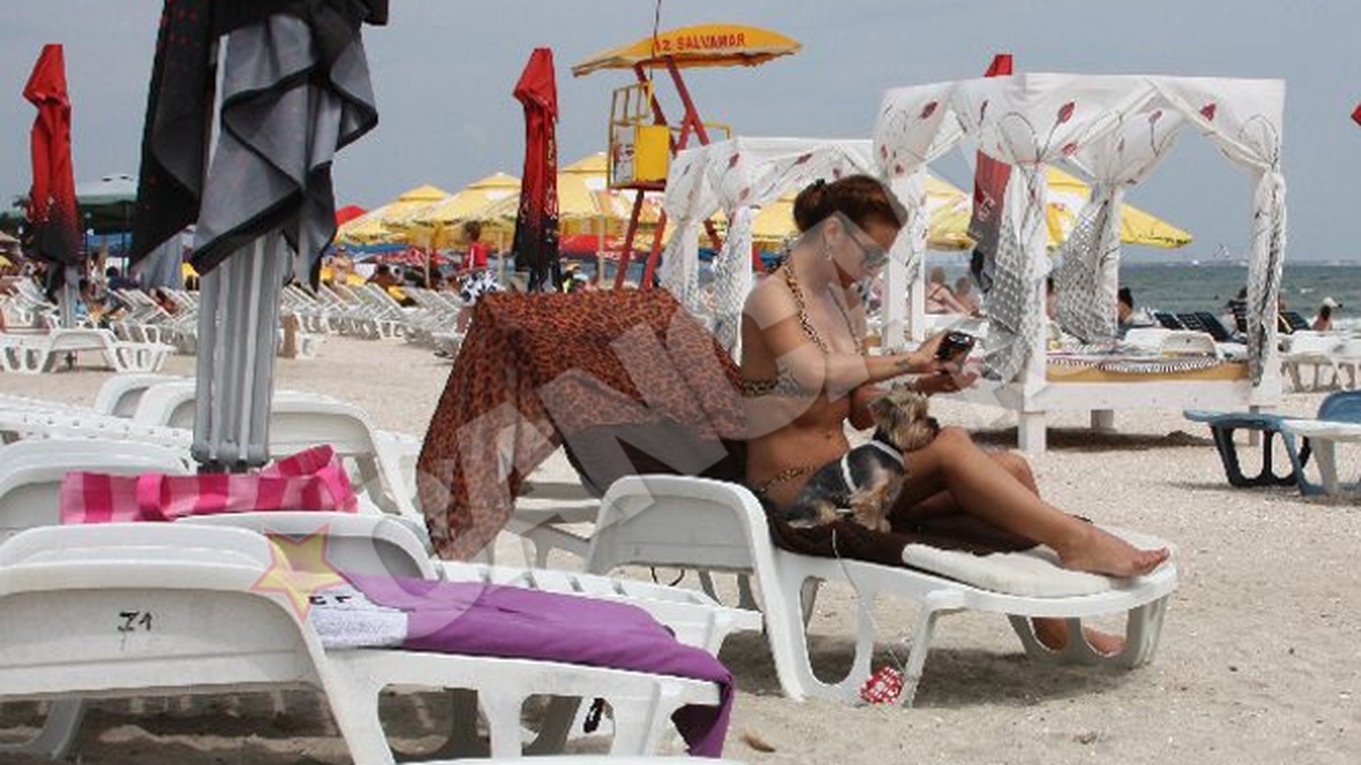 Giulia il rasfata pe Bubbles la plaja! Si-a dus catelul la mare