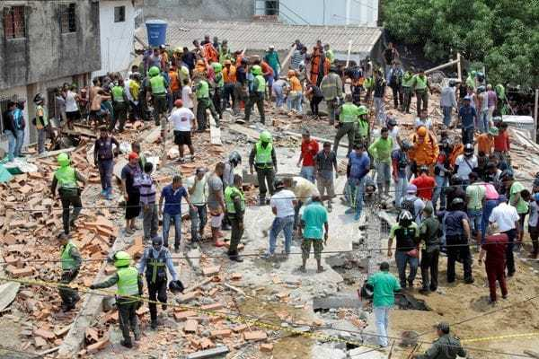 Mai bine de 20 de persoane au murit după ce o clădire aflată în construcţie s-a prăbuşit!