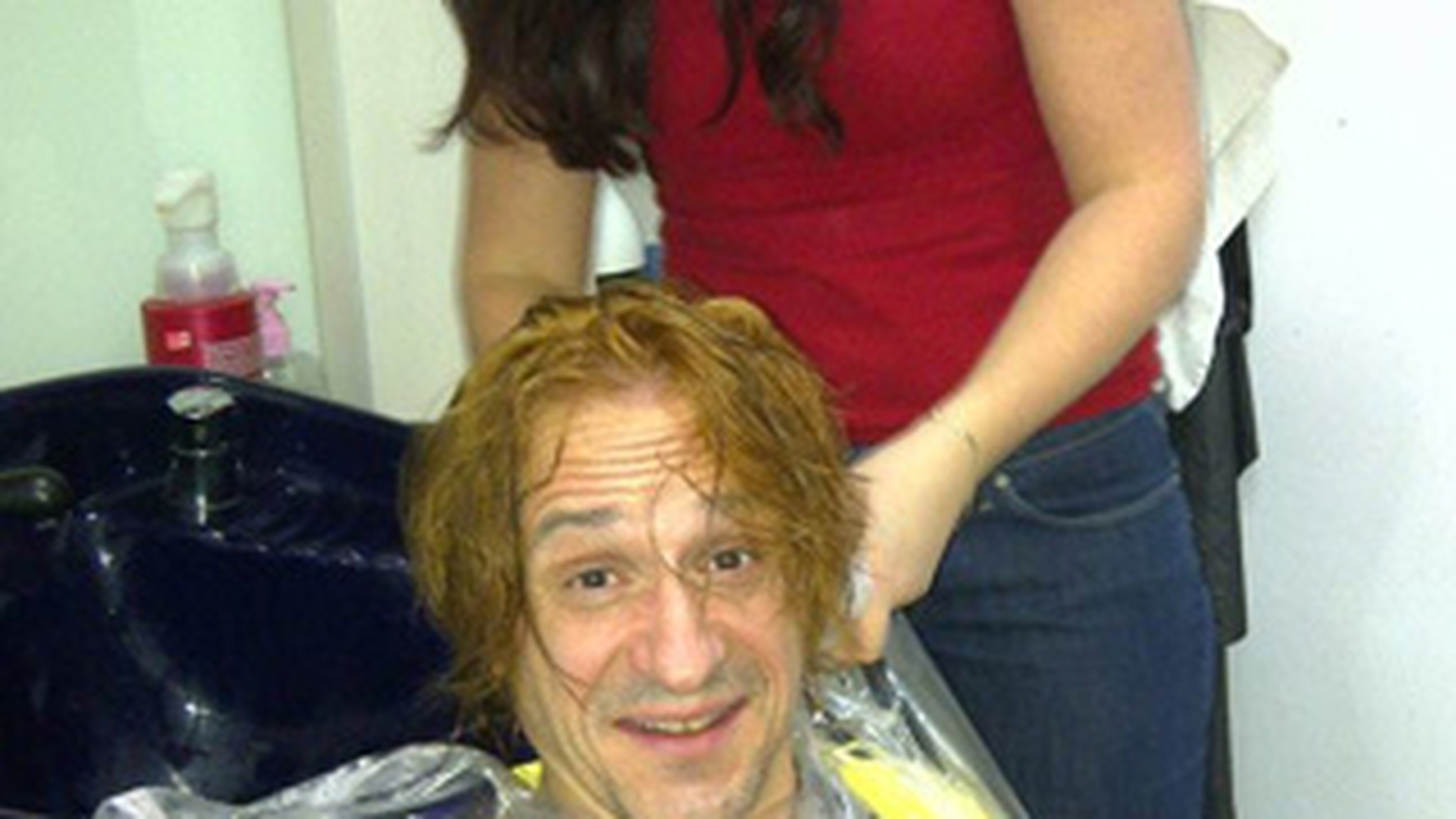 N-are nicio jena: actorul Claudiu Bleont s-a facut blond si si-a pus pe Facebook poze de cand isi vopsea parul, la salon!